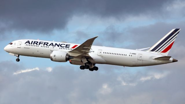 Boeing 787-9 Dreamliner (F-HRBD) - Take-off North runway.