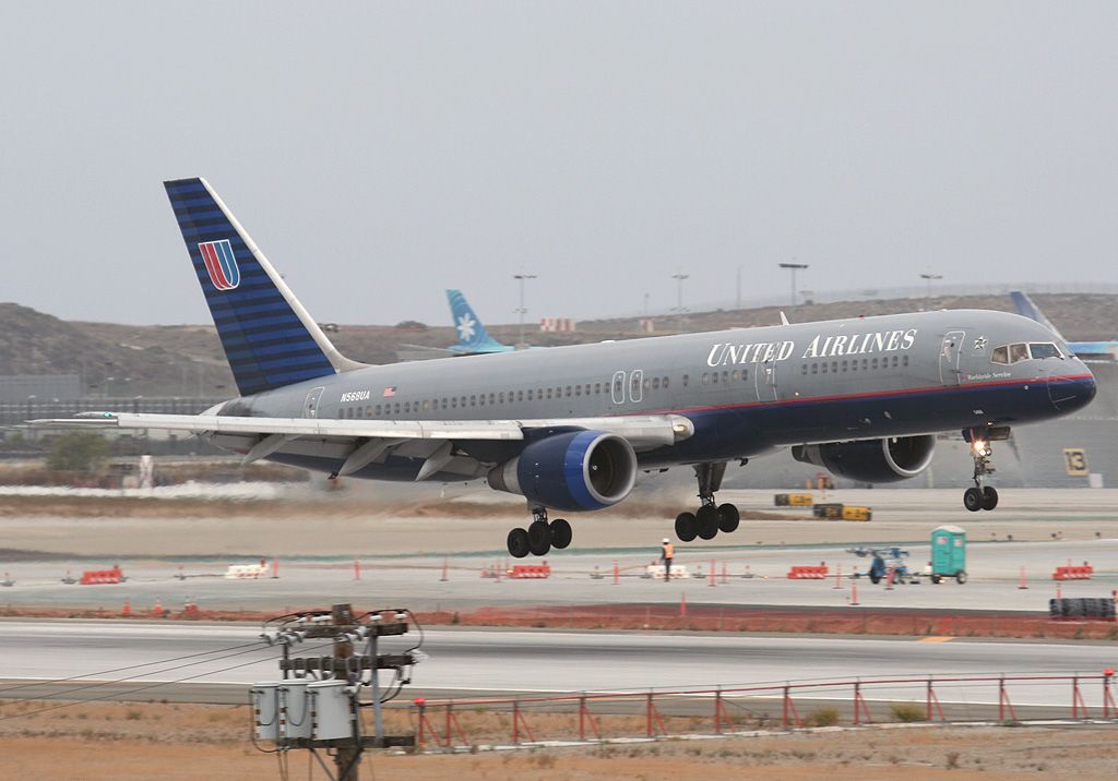 Boeing 757-200 (N568UA)