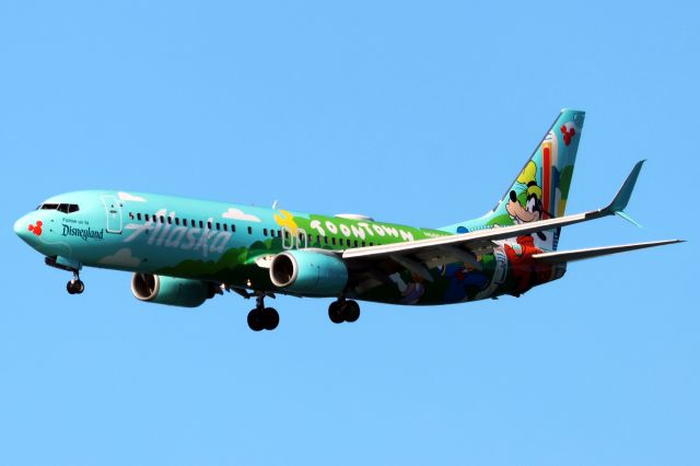 Boeing 737-800 (N565AS) - Alaska B738 in special 'ToonTown' livery arriving to BOS.