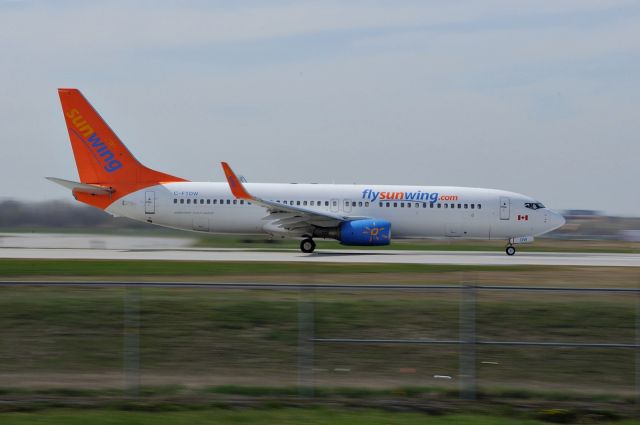 Boeing 737-800 (C-FTDW)