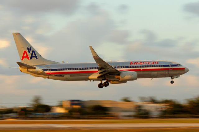 Boeing 737-800 (N880NN) - Check out our aviation videos with 100% authentic and non-leveled sound! a rel=nofollow href=http://youtube.com/ilikeriohttps://youtube.com/ilikerio/abr /br /Short final to 9. 10/12/14