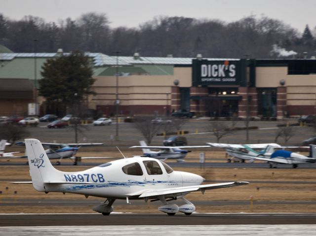 Cirrus SR-20 (N897CB) - Touch and go runway 08 at Danbury CT. Well done.