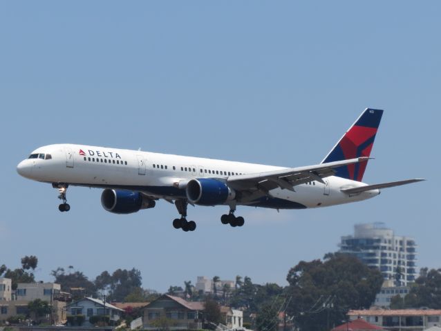 Boeing 757-200 (N633DL) - A slightly heat-distorted Delta 757-200 comes in for a landing at SAN. It will be a sad day to see the 757 go, as there will not be a true replacement for it (at least not yet).