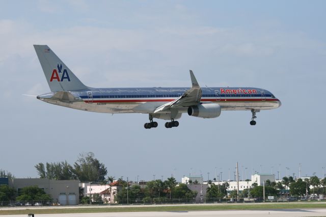 BOEING 767-200 (N635AA)