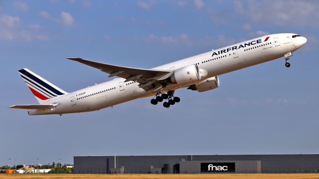 BOEING 777-300 (F-GSQP) - View from"Bd de l'Europe"