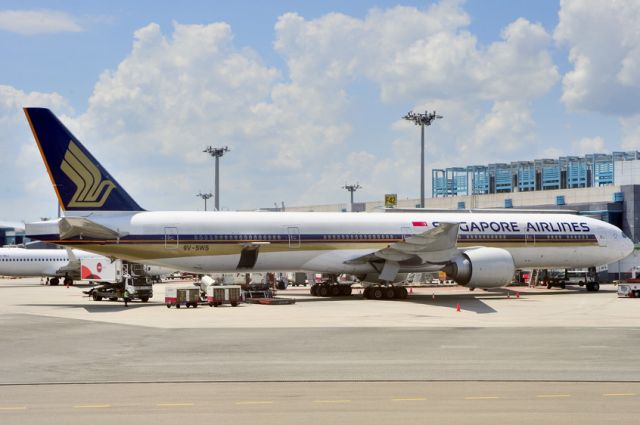 BOEING 777-300 (9V-SWS)
