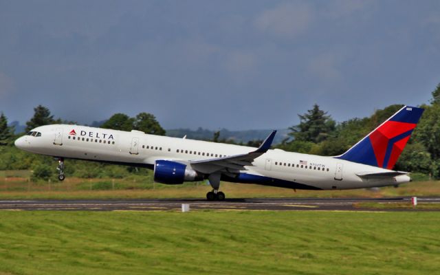 Boeing 757-200 (N702TW) - delta b757-2 n702tw dep shannon 4/7/15.