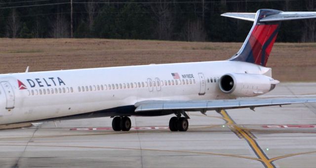 McDonnell Douglas MD-88 (N918DE) - A Delta McDonnell Douglas MD-88 landing at Raleigh-Durham Intl. Airport. This was taken from the observation deck on January 17, 2016 at 5:29 PM. This is flight 1774 from ATL.