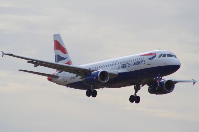 Airbus A320 (G-EUYG) - A British Airways a320 on final approach into LHR, landing on runway 27R.br /br /Location: Northern Perimiter Road, beside Runway 27R.br /Date: 21.08.22 (dd/mm/yy)