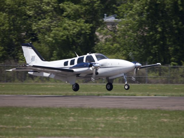 Beechcraft Baron (58) (N158RW) - Perfect landing runway 08 at Danbury CT.