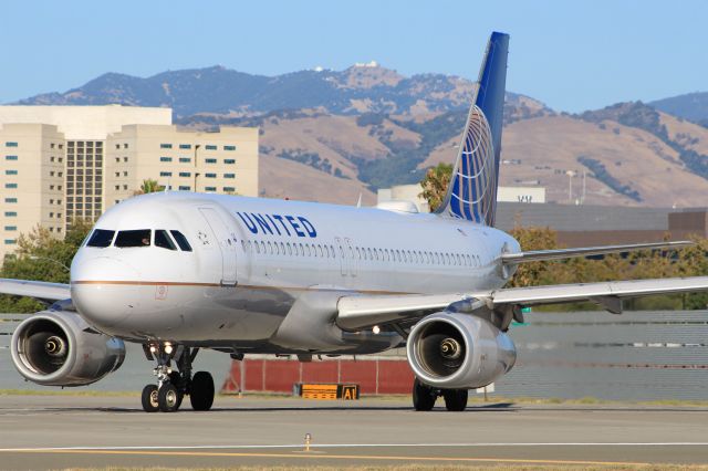 Airbus A320 (N421UA)