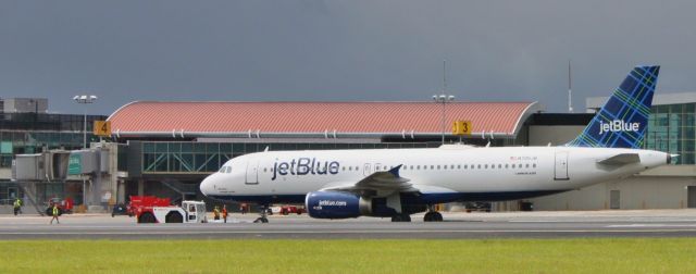 Airbus A320 (N705JB)