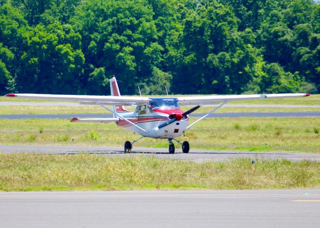 Cessna Skyhawk (N8106U) - At Downtown Shreveport.