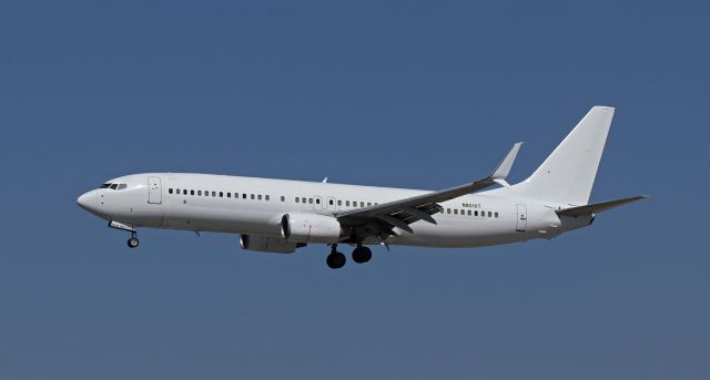 Boeing 737-800 (N801XT) - VXP's N801XT on s/final.