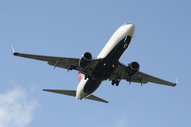 Boeing 737-800 (N37700) - Delta Flight 2298 (N37700) on approach to Sarasota-Bradenton International Airport follwing flight from Hartsfield-Jackson Atlanta International Airport