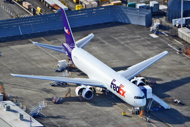 BOEING 767-300 (N115FE)