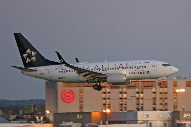 Boeing 737-700 (N13720) - A United B737-724, N13720, c/n 28939, on short final for Cleveland Hopkins International Airport (KCLE) at dusk on 18 Oct 2017.