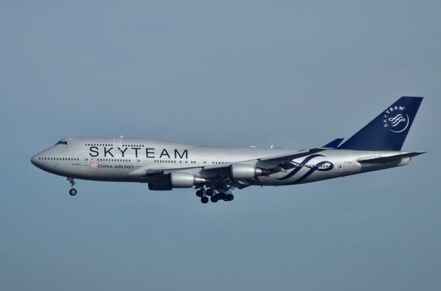 Boeing 747-400 (B-18211) - Final approach at NRT R/W34R (2016/12/05)