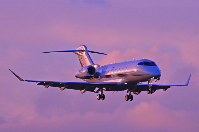 Canadair Challenger 350 (N769QS) - Final approach to KFLL