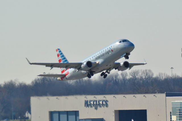 Embraer 170/175 (N112HQ)