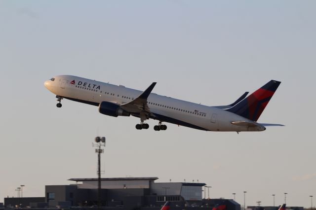 BOEING 767-300 (N175DZ)