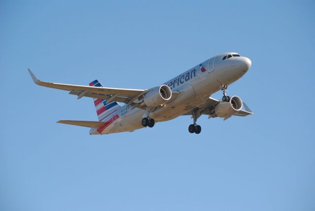 Airbus A319 (N8030F) - 2/26/2016: American Airlines Airbus A319-115 (N8030F) on final for Runway 27 at KIAH. 