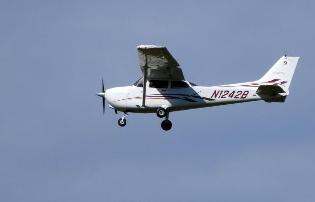 Cessna Skyhawk (N1242B) - On final is this 2006 Cessna Skyhawk in the Autumn of 2018.
