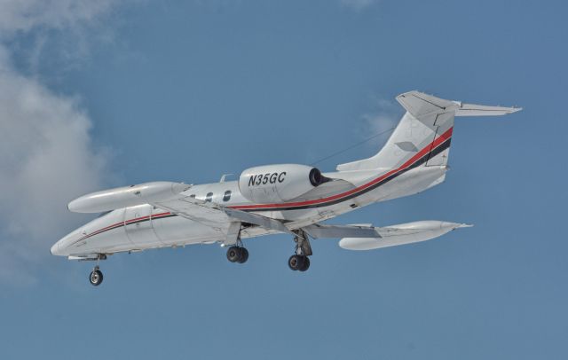 Learjet 35 (N35GC) - Final runway 24R to CYHU. 07-03-2019