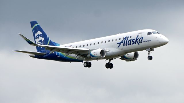 Embraer 175 (N627QX) - QXE9985 from PDX on final to Rwy 16R on 7.11.19. (ERJ-175LR / cn #17000679).