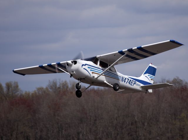 Cessna 152 (N474EP) - Pattern work at Danbury CT. Runway 26.