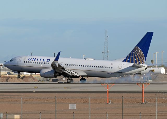 Boeing 737-800 (N18243)