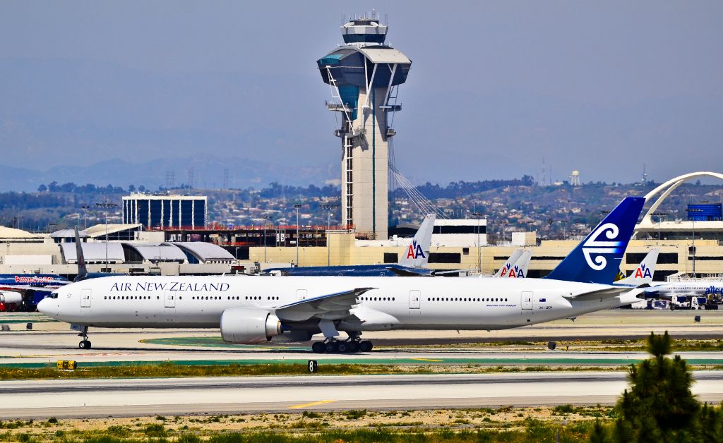 BOEING 777-300 (ZK-OKP) - ZK-OKP Air New Zealand Boeing 777-319/ER (cn 39041/972)  Los Angeles International Airport (IATA: LAX, ICAO: KLAX, FAA LID: LAX) TDelCoro April 9, 2012