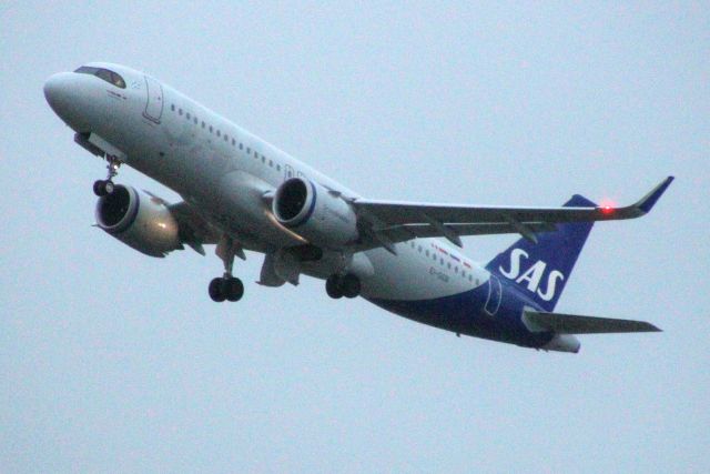 Airbus A320neo (EI-SCB) - Airborne off rwy 27R on 22-Feb-24 operating flight SAS802 to ENGM.