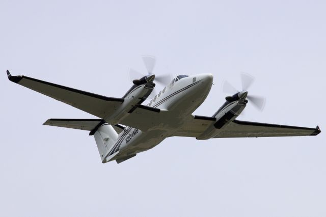 Beechcraft Super King Air 350 (N204MB) - A King Air 350i climbing out from RWY 24R on Friday, 23 Jul 2021. I spotted the same King Air in Toledo the day before.