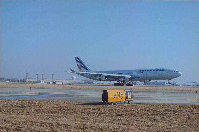 Airbus A340-300 —