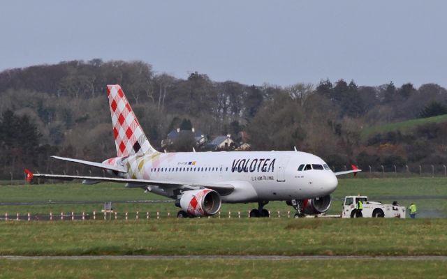 Airbus A319 (EI-FXM) - volotea a319-111 ei-fxm at shannon 1/3/17.