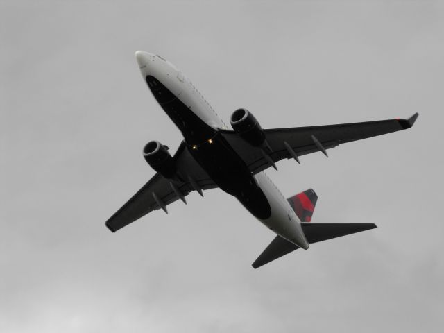 Boeing 737-700 (N308DE) - Delta Air Lines flight # 1128 departing on RWY 27 at Tallahassee. Diverted to TLH due to weather in Atlanta on 6/3/15.