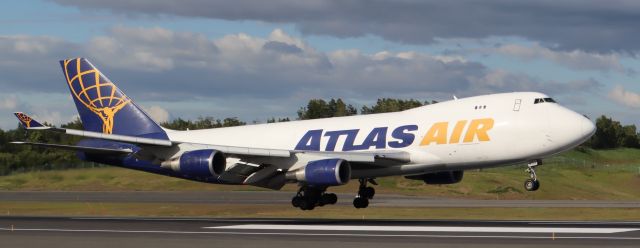 Boeing 747-400 (N493MC) - Landing from the north on 15-33