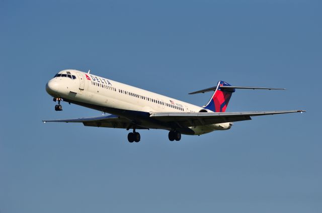 McDonnell Douglas MD-88 (N920DE) - Delta MD-88 on short final into Wichita, Kansas.