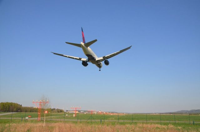 Boeing 777-200 (N710DN)