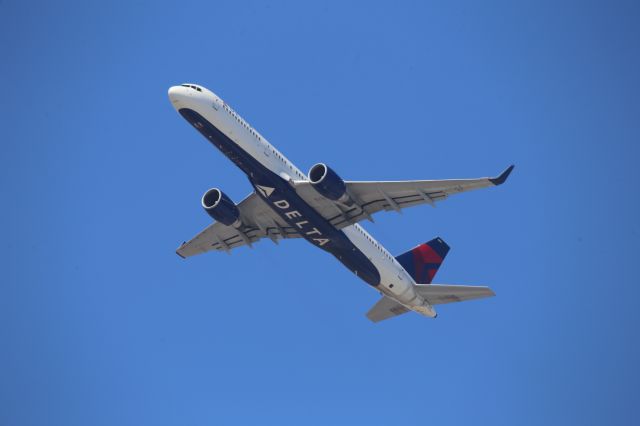 Boeing 757-200 (N696DL)