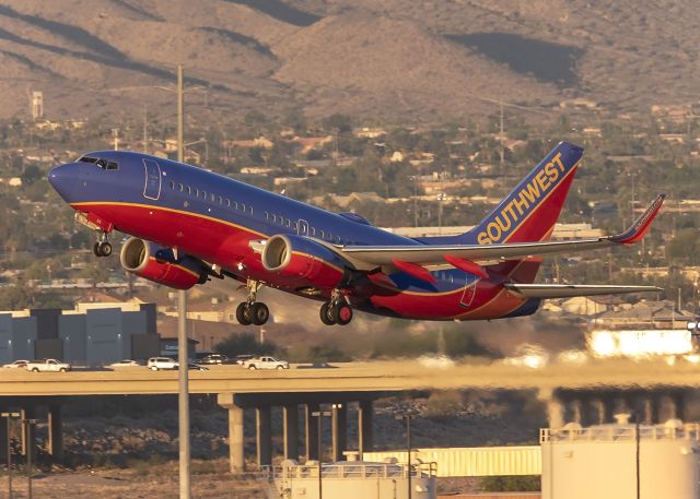 Boeing 737-700 (N215WN)