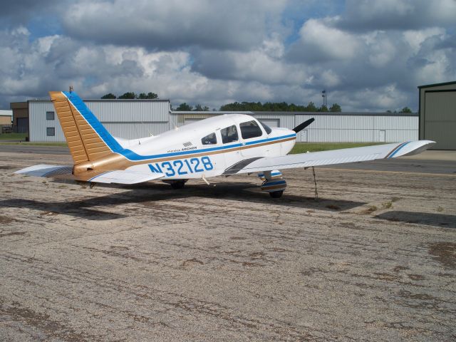 Piper Cherokee (N32128) - Parked at CXO.