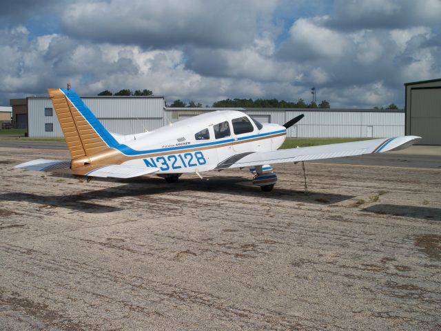 Piper Cherokee (N32128) - Parked at CXO.