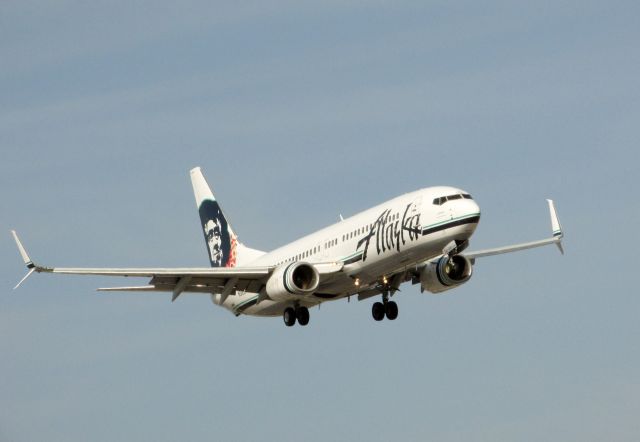 Boeing 737-800 (N565AS) - Landing on RWY 20R