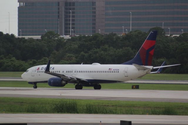 Boeing 737-800 (N395DN)