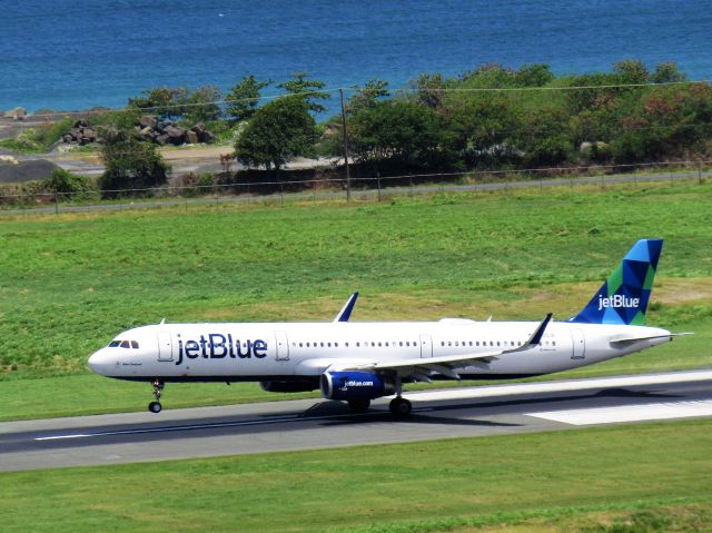 Airbus A321 (N905JB)