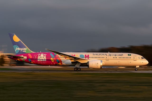 Boeing 787-9 Dreamliner (HZ-ARB) - Panning 1/30 sec