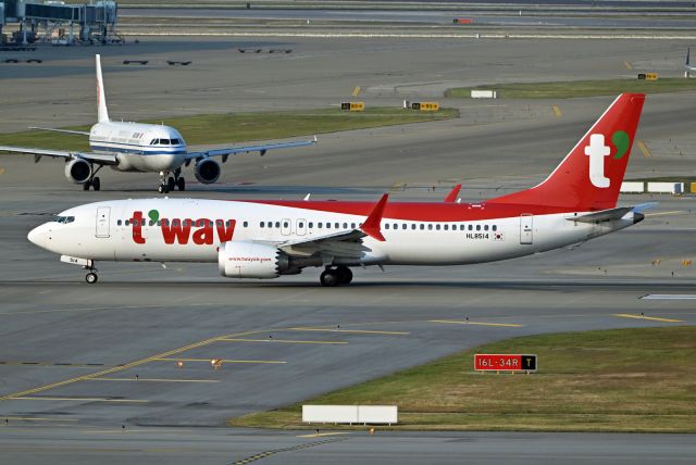 Boeing 737 MAX 8 (HL8514)