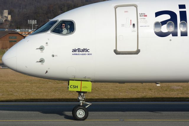 Airbus A220-300 (YL-CSH)